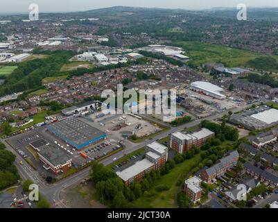 Luftaufnahmen von Burslem Stoke-on-Trent, darunter der Engel von Robbie Williams, das Rathaus, der Glockenturm der St. Josephs Church und verlassene Gebäude Stockfoto