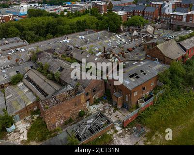 Luftaufnahmen von Burslem Stoke-on-Trent, darunter der Engel von Robbie Williams, das Rathaus, der Glockenturm der St. Josephs Church und verlassene Gebäude Stockfoto