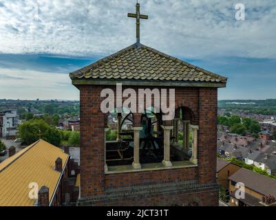 Luftaufnahmen von Burslem Stoke-on-Trent, darunter der Engel von Robbie Williams, das Rathaus, der Glockenturm der St. Josephs Church und verlassene Gebäude Stockfoto