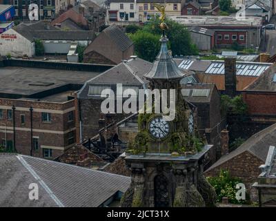 Luftaufnahmen von Burslem Stoke-on-Trent, darunter der Engel von Robbie Williams, das Rathaus, der Glockenturm der St. Josephs Church und verlassene Gebäude Stockfoto