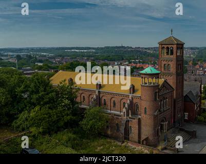 Luftaufnahmen von Burslem Stoke-on-Trent, darunter der Engel von Robbie Williams, das Rathaus, der Glockenturm der St. Josephs Church und verlassene Gebäude Stockfoto