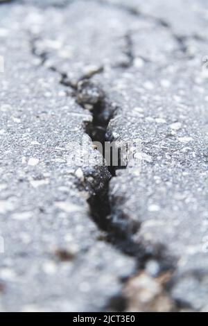 Steinwand mit tiefen Rissen. Bruch im Boden. Dürre und Folgen. Stockfoto