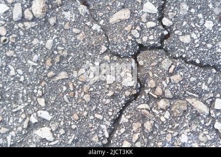 Steinwand mit tiefen Rissen. Bruch im Boden. Dürre und Folgen. Stockfoto