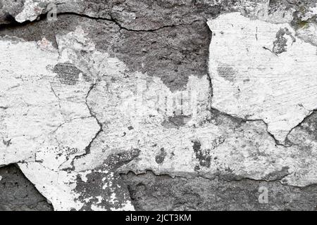 Steinwand mit tiefen Rissen. Bruch im Boden. Dürre und Folgen. Stockfoto