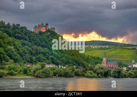 Burg Schönburg Oberwesel Liebfrauenkirche Rhein dramatische Wolken stürmisches Wetter Stockfoto