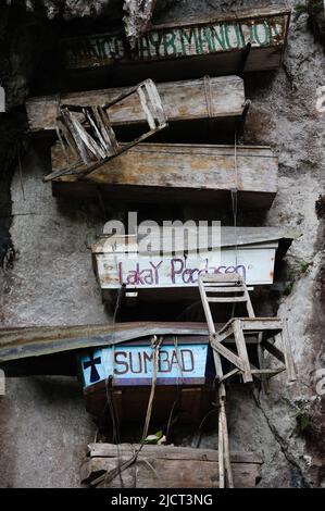 Mountain Province, Philippinen: Sagada Hängende Särge mit hölzernen 'Todesstühlen', wo der Verstorbene vor der Beerdigung in seinem Haus ausgestellt wurde. Stockfoto