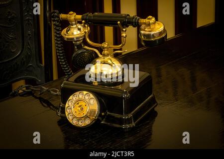 Vintage-Telefon auf einem dunklen Holzschreibtisch im Old Cataract Hotel, Assuan, Ägypten, Afrika Stockfoto