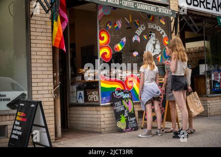 Das Fenster des Big Booty Konditorei- und Kaffeehaus in Chelsea in New York ist zu Ehren des Pride Month am Donnerstag, dem 9. Juni 2022, dekoriert. (© Richard B. Levine) Stockfoto