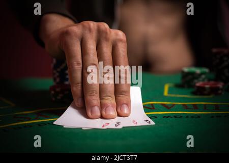 Casino-, Glücksspiel- und Unterhaltungskonzept - Stapel von Pokerchips auf einem grünen Tisch. Stockfoto
