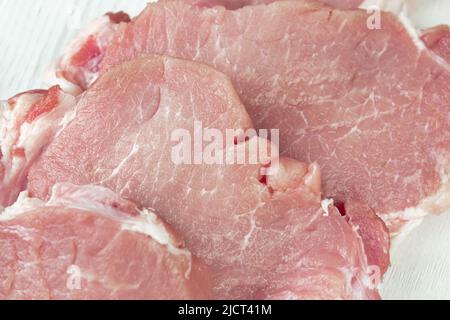 Rohe Rindersteaks auf weißem Hintergrund, Nahaufnahme. Rinderfilet Stockfoto