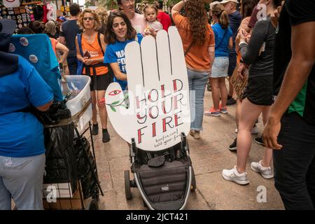 Tausende Demonstranten, die am Samstag, dem 11. Juni 2022, in New York für unser Leben demonstrierten, schließen sich den Zehntausenden an, die in Städten im ganzen Land protestieren und nach den jüngsten Massenerschießungen strengere Waffenkontrollgesetze fordern. Die New Yorker Kundgebung marschierte über die Brooklyn Bridge und endete in Lower Manhattan. (© Richard B. Levine) Stockfoto