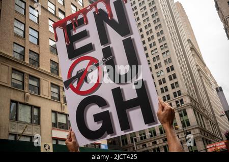 Tausende Demonstranten, die am Samstag, dem 11. Juni 2022, in New York für unser Leben demonstrierten, schließen sich den Zehntausenden an, die in Städten im ganzen Land protestieren und nach den jüngsten Massenerschießungen strengere Waffenkontrollgesetze fordern. Die New Yorker Kundgebung marschierte über die Brooklyn Bridge und endete in Lower Manhattan. (© Richard B. Levine) Stockfoto