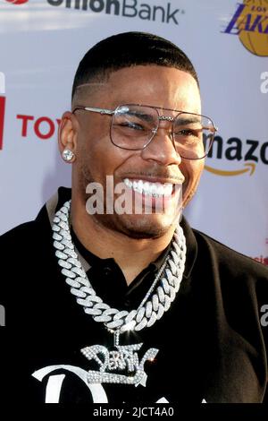 Inglewood, Kalifornien. 14.. Juni 2022. Nelly bei der Ankunft zur YWCA Phenomenal Woman Awards-Preisverleihung, SoFi Stadium YouTube Theatre, Inglewood, CA, 14. Juni 2022. Kredit: Priscilla Grant/Everett Collection/Alamy Live Nachrichten Stockfoto