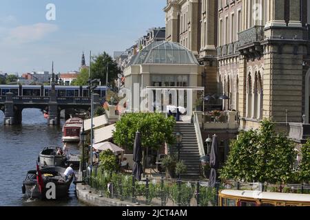 Amsterdam, Niederlande. 15.. Juni 2022. Die Gäste werden am Pier des Amstel Hotels gesehen, wo Mick Jagger sich in Quarantäne befindet, nachdem er am vergangenen Dienstag, den 15. Juni 2022 in Amsterdam, Niederlande, einen positiven Test auf Coronavirus-Krankheit (Covid-19) durchgeführt hatte. (Foto von Paulo Amorim/Sipa USA) Quelle: SIPA USA/Alamy Live News Stockfoto