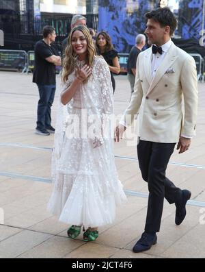 New York, NY, USA. 13.. Juni 2022. Olivia Palermo, Johannes Huebl bei der Ankunft für die American Ballet Theatre Gala, David H. Koch Theatre im Lincoln Center, New York, NY 13. Juni 2022. Kredit: J. Lingo/Everett Collection/Alamy Live Nachrichten Stockfoto