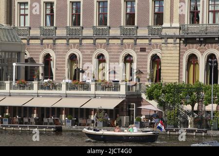 Amsterdam, Niederlande. 15.. Juni 2022. Die Gäste werden auf der Terrasse des Amstel Hotels gesehen, wo sich Mick Jagger in Quarantäne befindet, nachdem er am vergangenen Dienstag, den 15. Juni 2022 in Amsterdam, Niederlande, einen positiven Test auf Coronavirus-Krankheit (Covid-19) durchgeführt hatte. (Foto von Paulo Amorim/Sipa USA) Quelle: SIPA USA/Alamy Live News Stockfoto