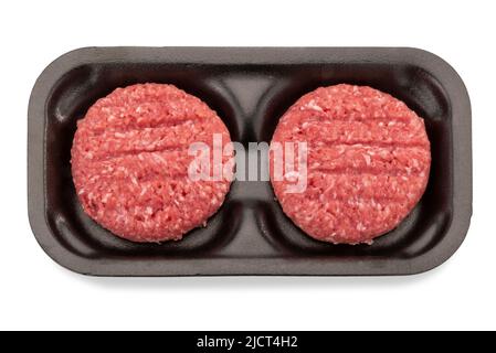 Rohe Burger aus frischem Rindfleisch für Hamburger in schwarzem Kunststofftablett isoliert auf weißem, Schneideweg inklusive, Draufsicht Stockfoto