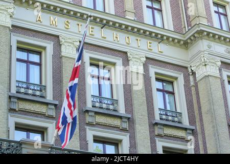 Amsterdam, Niederlande. 15.. Juni 2022. Ein Detail zeigt das Äußere des Amstel Hotels mit britischer Flagge, in dem Mick Jagger nach Tests auf Coronavirus-Krankheit (Covid-19) am vergangenen Dienstag, dem 15. Juni 2022, in Amsterdam, Niederlande, in Quarantäne ist. (Foto von Paulo Amorim/Sipa USA) Quelle: SIPA USA/Alamy Live News Stockfoto