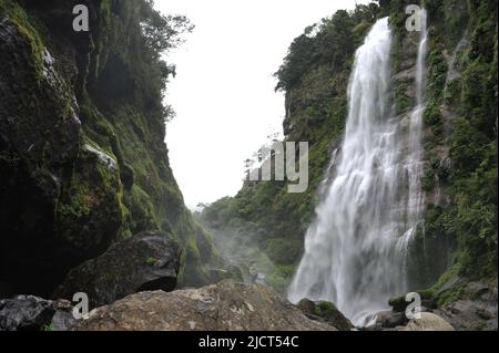 Mountain Province, Philippinen: Die majestätischen Gewässer der Bomod-ok Falls, ein 200 Meter großes Wunder, das tief in einem Tal in Sagada versteckt ist. Belohnen Sie sich nach einem harten Trek. Stockfoto