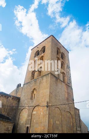 Turm der Kirche. Virgen de la Peña Heiligtum, Sepulveda, Provinz Segovia, Castilla Leon, Spanien. Portada de la iglesia. Sa Stockfoto