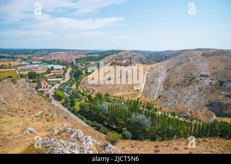 Überblick über die Stadt, Osma Burg und Fluss Abion. Burgo de Osma, Provinz Soria, Castilla Leon, Spanien. Stockfoto