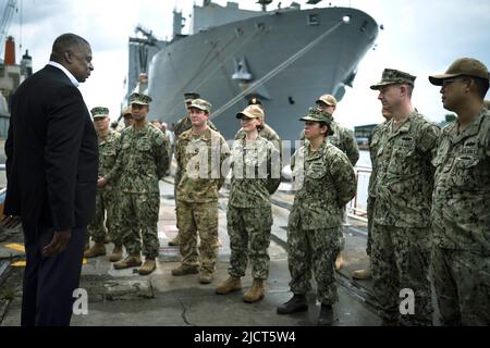 Singapur, Singapur. 12.. Juni 2022. Verteidigungsminister Lloyd J. Austin III spricht mit Dienstmitgliedern, die dem Kommandanten der Logistikgruppe Western Pacfic/Task Force-73 auf dem Marinestützpunkt Sembawang in Singapur zugewiesen sind, am 12. Juni 2022. Austin war in Singapur, um am jährlichen International Institute for Strategic Studies (IISS) 19. Shangri-La Dialog mit führenden Vertretern des Indo-Pazifik-Raums teilzunehmen, um die US-Verteidigungspartnerschaften in der gesamten Region voranzutreiben. Quelle: DoD/ZUMA Press Wire Service/ZUMAPRESS.com/Alamy Live News Stockfoto