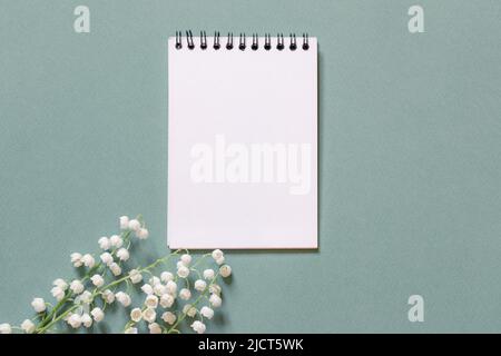 Blumen und ein leeres Blatt für das Schreiben, was zu tun Liste oder Danke. Dankbarkeit oder Planungskonzept Stockfoto