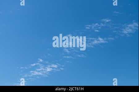 Rottweil, Deutschland. 15.. Juni 2022. Schleierwolken sind am blauen Himmel über Rottweil zu sehen. Kredit: Silas Stein/dpa/Alamy Live Nachrichten Stockfoto