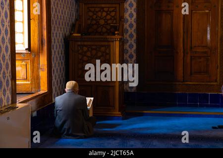 Islamisches Foto. Ein älterer muslimischer Mann, der in der Moschee den Heiligen Koran liest. Ramadan oder kandil oder Laylat al-qadr oder kadir gecesi oder islamischer Hintergrund pho Stockfoto