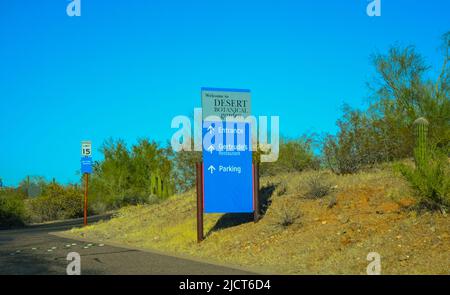 USA, PHOENIX, ARIZONA - 17. NOVEMBER 2019: Informationschild „Welcome to Desert Botanical Garden“ in der Stadt Phoenix, Arizona, USA Stockfoto