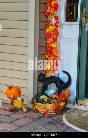 PRINCETON, NJ USA - NOVENBER 12, 2019: Halloween-Dekorationen in der Nähe eines Wohnhauses in einem Vorort von Princeton, New Jersey Stockfoto