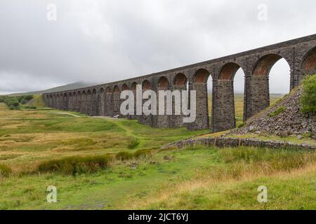 Das Ribblehead Viadukt oder Batty Moss Viadukt im Ribble Valley bei Ribblehead, in North Yorkshire, England. Stockfoto