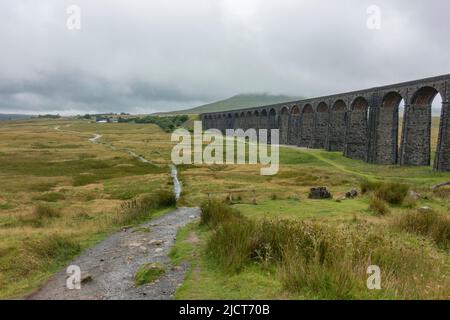 Das Ribblehead Viadukt oder Batty Moss Viadukt im Ribble Valley bei Ribblehead, in North Yorkshire, England. Stockfoto