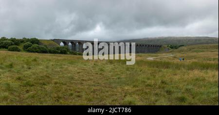 Panoramablick auf das Ribblehead Viadukt oder das Batty Moss Viadukt im Ribble Valley in Ribblehead, in North Yorkshire, England. Stockfoto