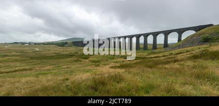 Panoramablick auf das Ribblehead Viadukt oder das Batty Moss Viadukt im Ribble Valley in Ribblehead, in North Yorkshire, England. Stockfoto