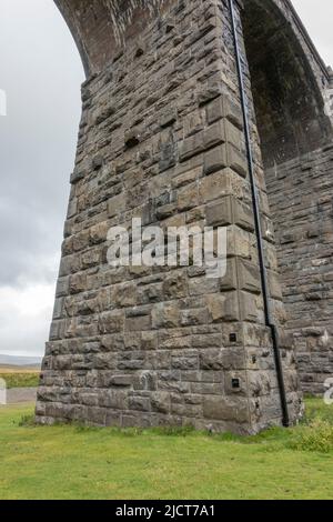 Detail der Steinarbeiten an einem Bogen des Ribblehead Viadukts oder Batty Moss Viadukts im Ribble Valley in Ribblehead, in North Yorkshire, England. Stockfoto