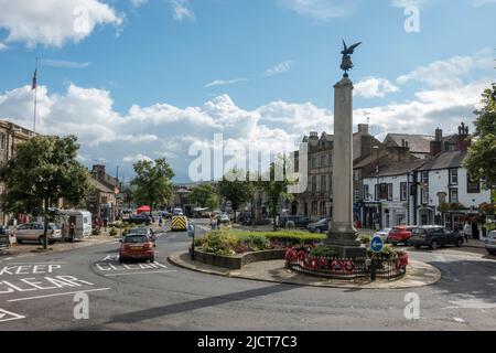 Sehen Sie am war Memorial vorbei durch das Zentrum der Marktstadt Skipton, North Yorkshire, Großbritannien. Stockfoto