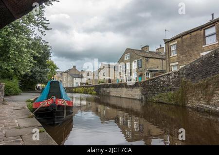 Gesamtansicht des Leeds und Liverpool Canal in der Nähe des Royal Shepherd of Skipton öffentlichen Hauses, Skipton, North Yorkshire, Großbritannien. Stockfoto