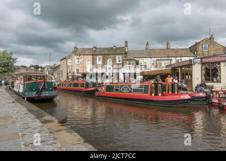 Allgemeine Ansicht von Booten (Pennine Cruisers) auf dem Leeds und Liverpool Canal in der Marktstadt Skipton, North Yorkshire, Großbritannien. Stockfoto