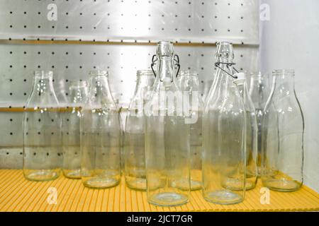 Glasflaschen reinigen, zum Abfüllen von Milch Stockfoto