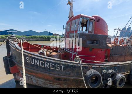 Suncrest, ein stillgelegtes Tug-Boot, das an der Trinity Bouy Wharf im Osten Londons vor Anker liegt. Stockfoto