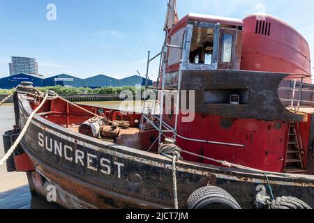 Suncrest, ein stillgelegtes Tug-Boot, das an der Trinity Bouy Wharf im Osten Londons vor Anker liegt. Stockfoto