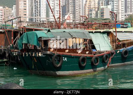 Boote auf dem Wasser im Hafen von Aberdeen, Hongkong, zeigen den Lebensstil der Einheimischen vor dem Hintergrund des modernen Lebens. Stockfoto