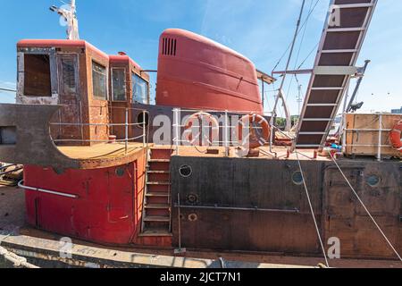 Suncrest, ein stillgelegtes Tug-Boot, das an der Trinity Bouy Wharf im Osten Londons vor Anker liegt. Stockfoto