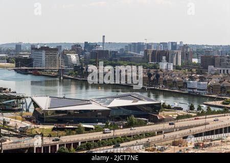 Das Rathaus, Heimat des Bürgermeisters von London in den Royal Docks, Newham in East London aus der Vogelperspektive. Stockfoto