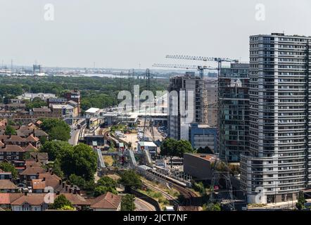 Silvertown und die DLR Light Railway in East London aus der Vogelperspektive. Stockfoto