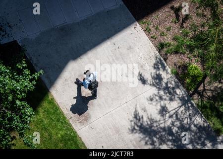 Eine einsame Person geht auf einem Pfad am Trinity Buoy Wharf, London, E14. Stockfoto