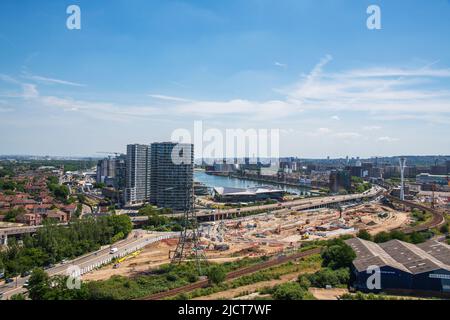 Luftaufnahme der Royal Victoria Docks und der Umgebung in Richtung London City Airport, East London. Stockfoto