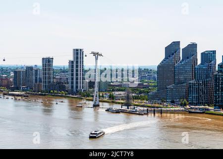 Luftaufnahmen über die Themse in Richtung Greenwich Peninsular und North Greenwich Pier und Ferry Terminal London. Stockfoto