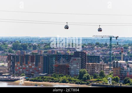 Blick über die Themse mit den Emirates Royal Docks Gondala und der Tide Residential Development, Greenwich Peninsula, London. Stockfoto